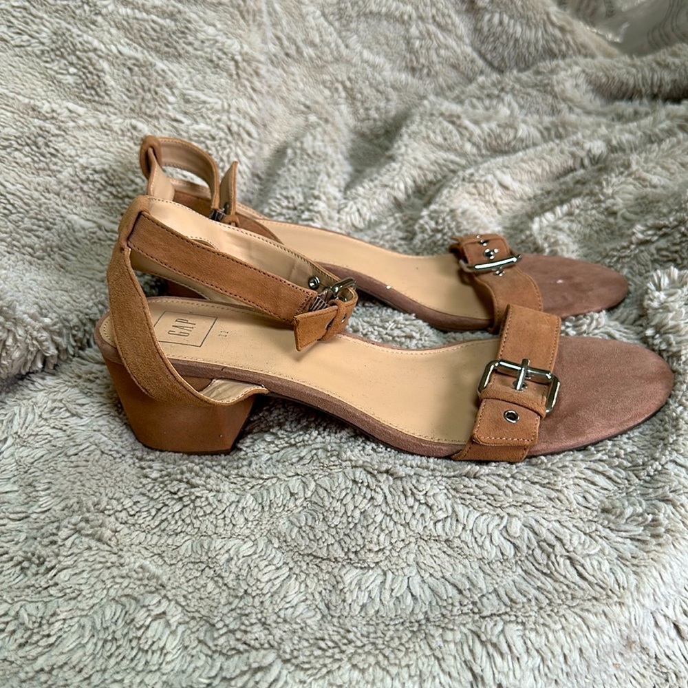 NWOT Gap pink suede buckle heel sandals